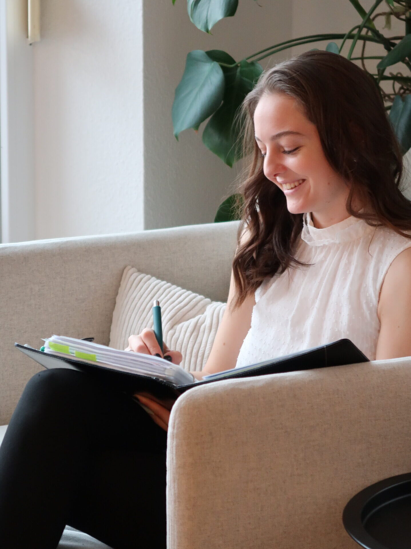 Mitarbeiterin schaut in ihr Buch – konzentrierte Arbeit und Diagnostik